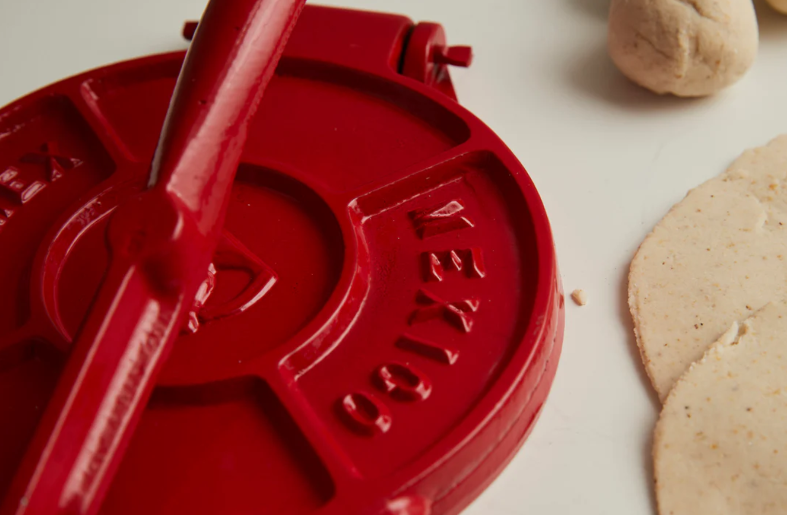 Tortilla Press Kit - Red Cast Iron with Servilleta | Verve Culture